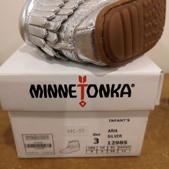 MinneTonka | Silver moccasins (size 3) - Picture 4 of 4